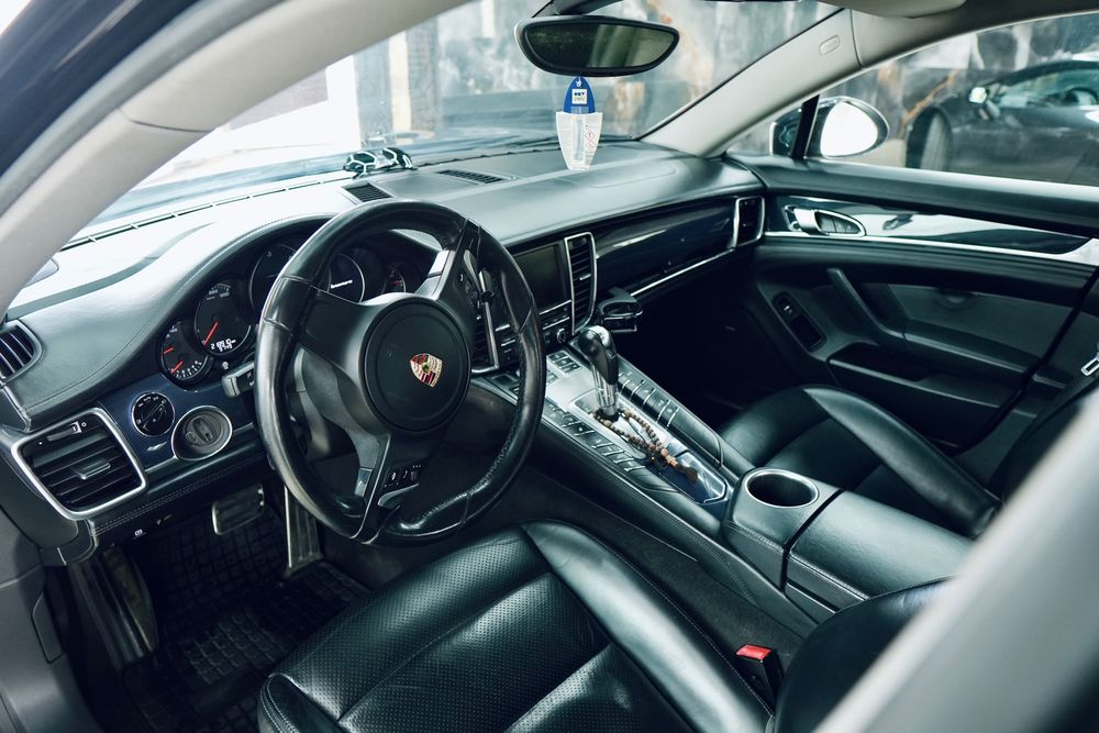 Porsche Panamera Black