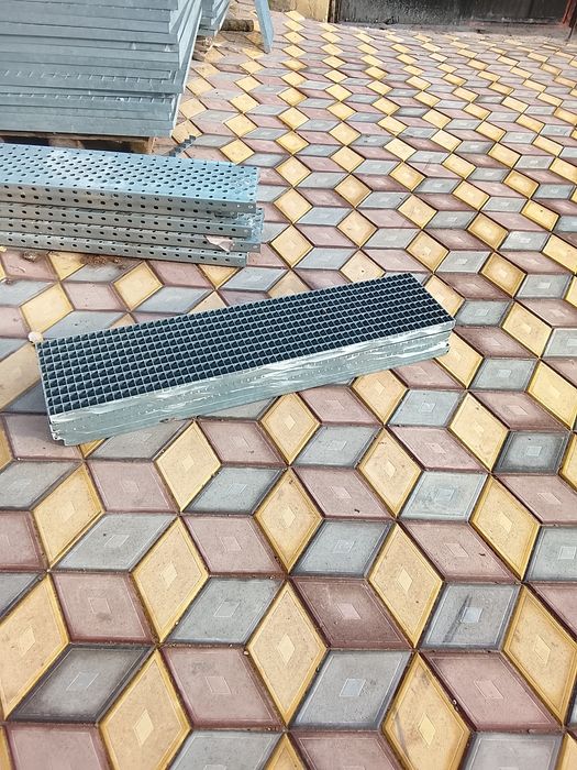 Vând trepte pentru scări și pentru spălătorii auto și grătare zincate