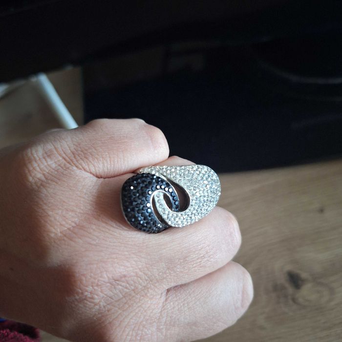 Страхотен сребърен пръстен с камъни Swarovski