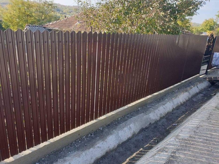 Construim garduri și porți stil jaluzea șipcă metalică tablă cutată