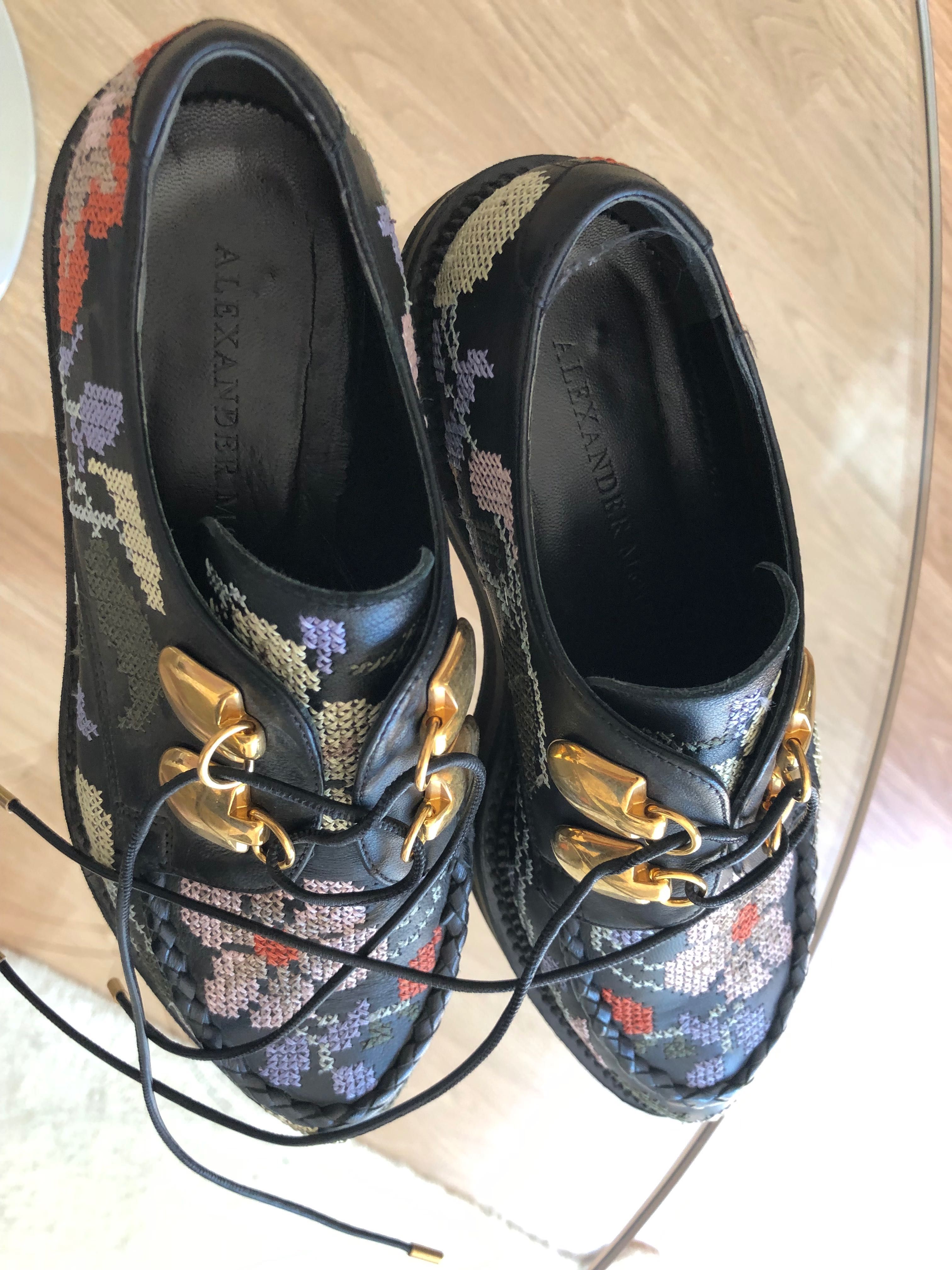 Pantofi spectaculosi Alexander McQueen