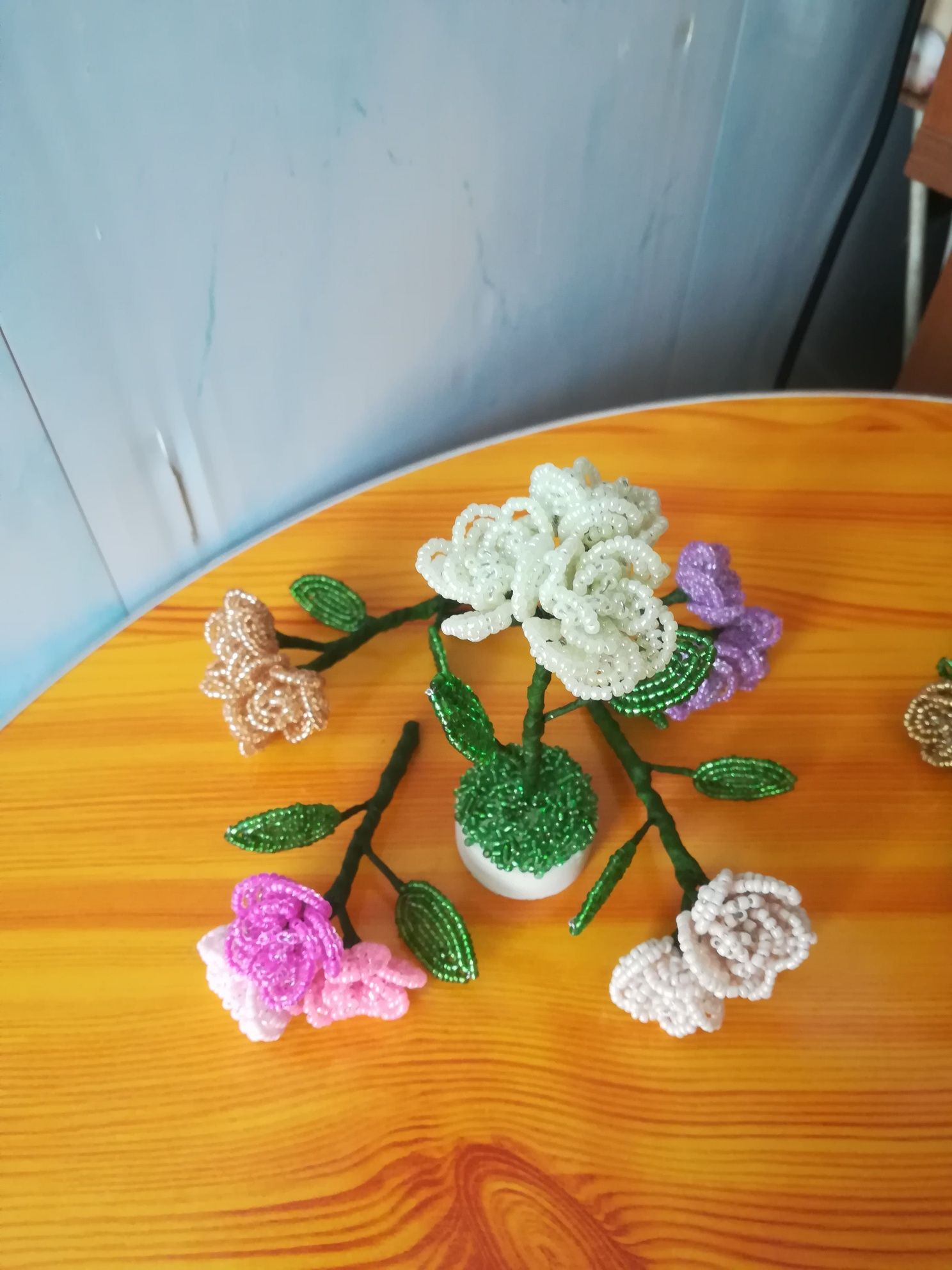 Цветя ръчно изработени от мъниста подходящи за подарък за гости