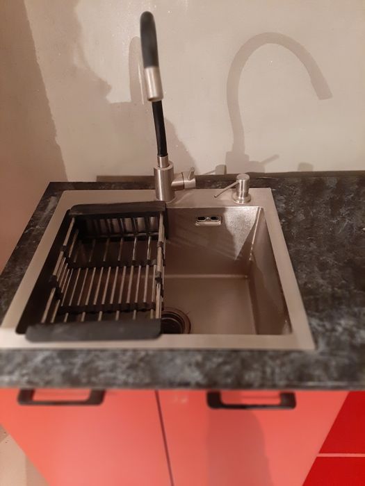 Мебель на кухню столешница стол с мойкой и краном