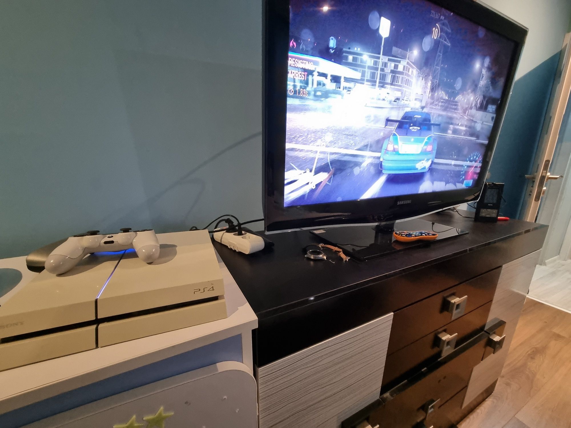Конзола Playstation 4 с два джойстика