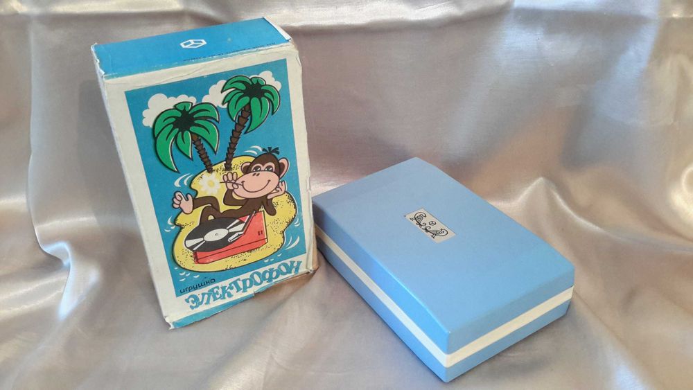 Ретро игрушка - детский электрофон (проигрыватель пластинок).