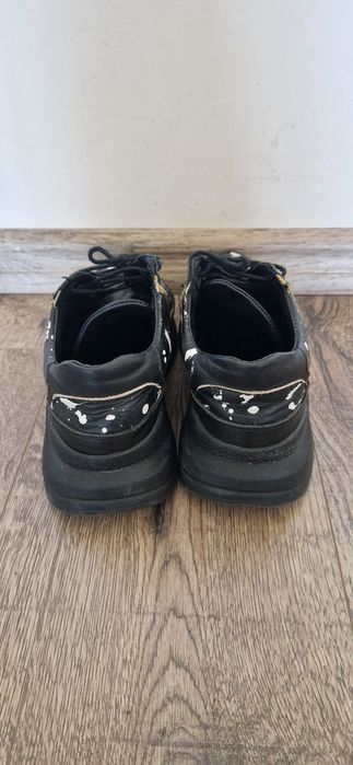 Атрактивни затворени обувки