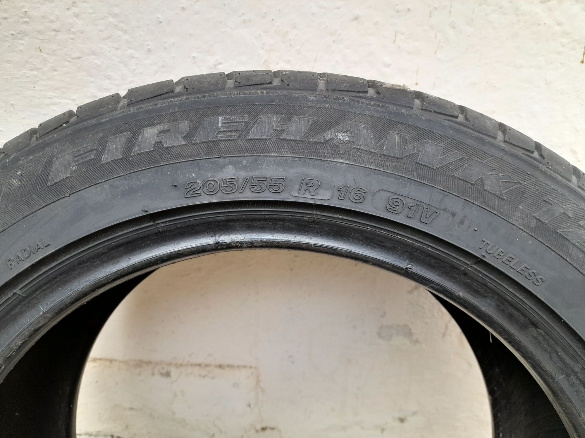 5 бр. 205 55 16, летни гуми, 1 бр. Firestone и 4 Maxxis