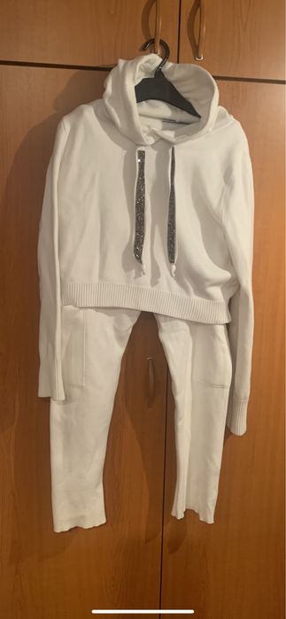 Vand haine fete : treninguri, salopete, rochii ocazie.