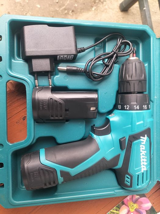 Mașină nouă de găurit și înșurubat doi acumulatori. .  .