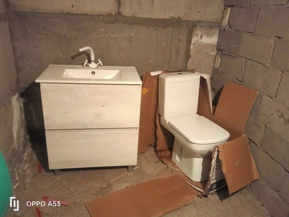 Раковина со шкафом и унитаз