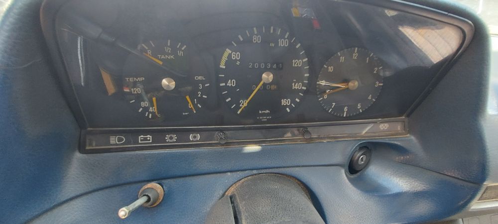 Mercedes w123  220d  1979