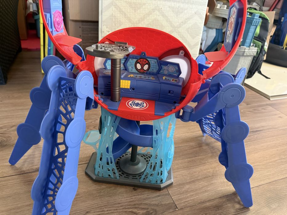 Базата на Спайдърмен и приятели