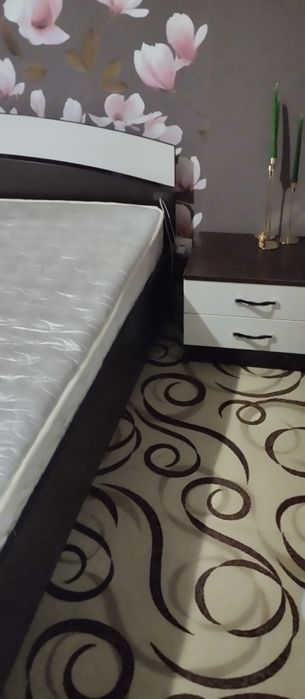 Кровать двухспальная с двумя тумбами