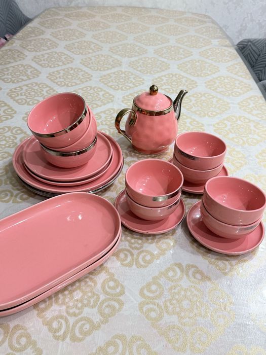 Сервиз из розовой пасуды. Хорошего качества, 19 предмет