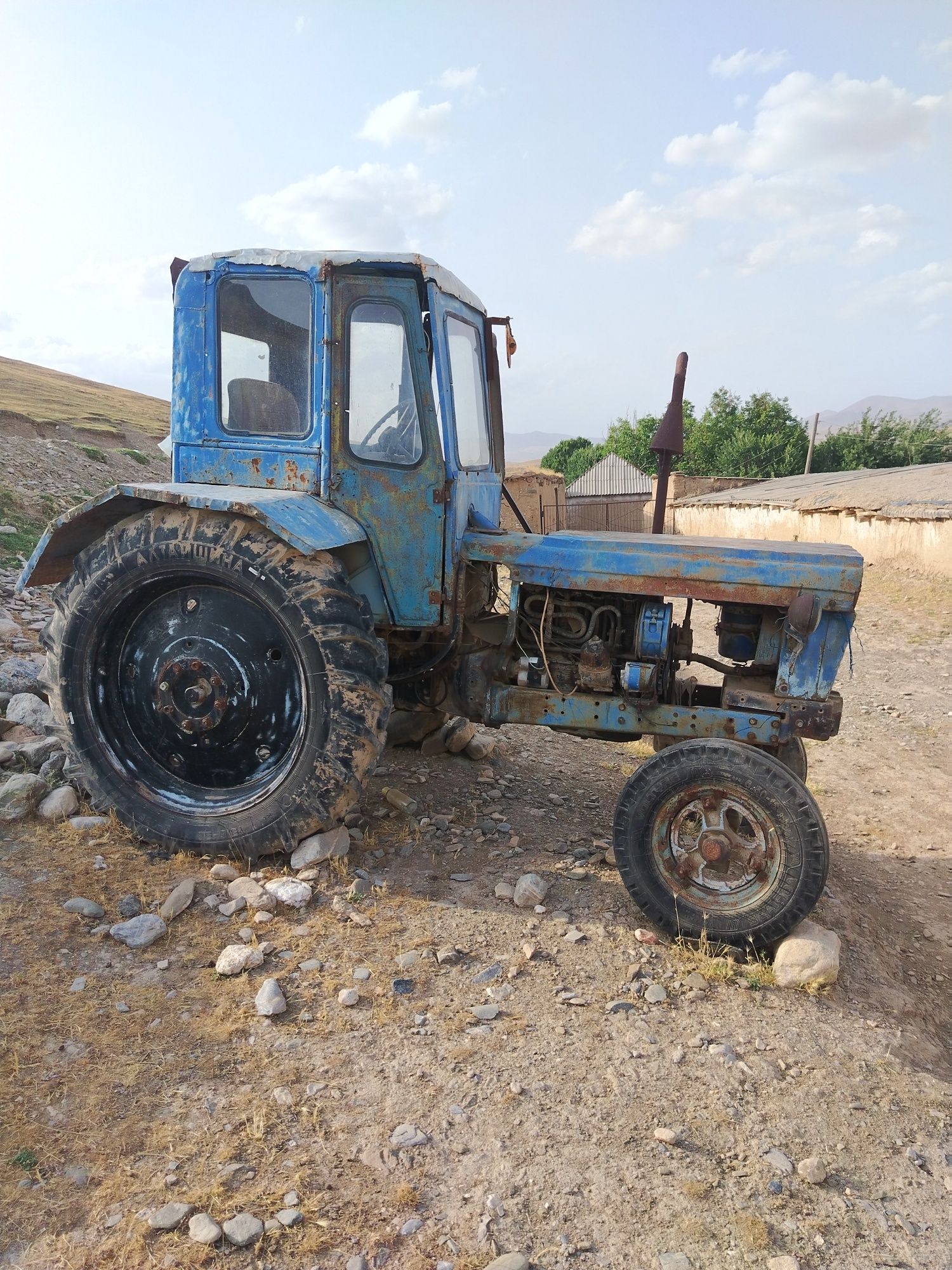 Traktor T 28 Ishchi xolatda