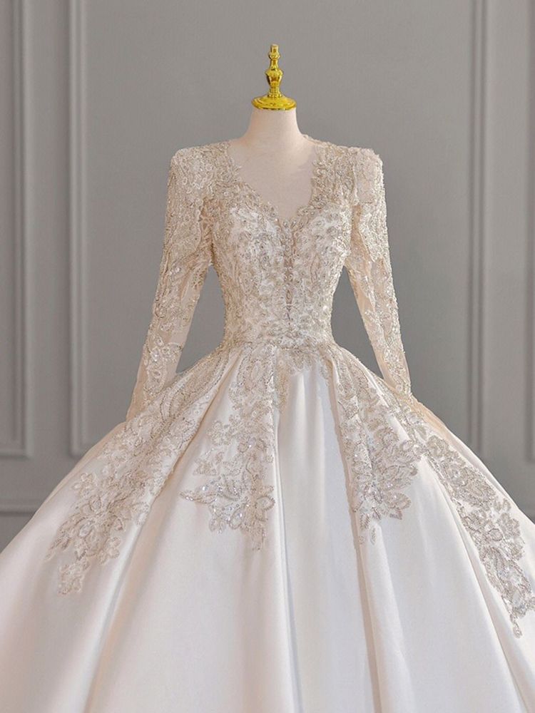 Легкое французское свадебное платье с v-образным вырезом