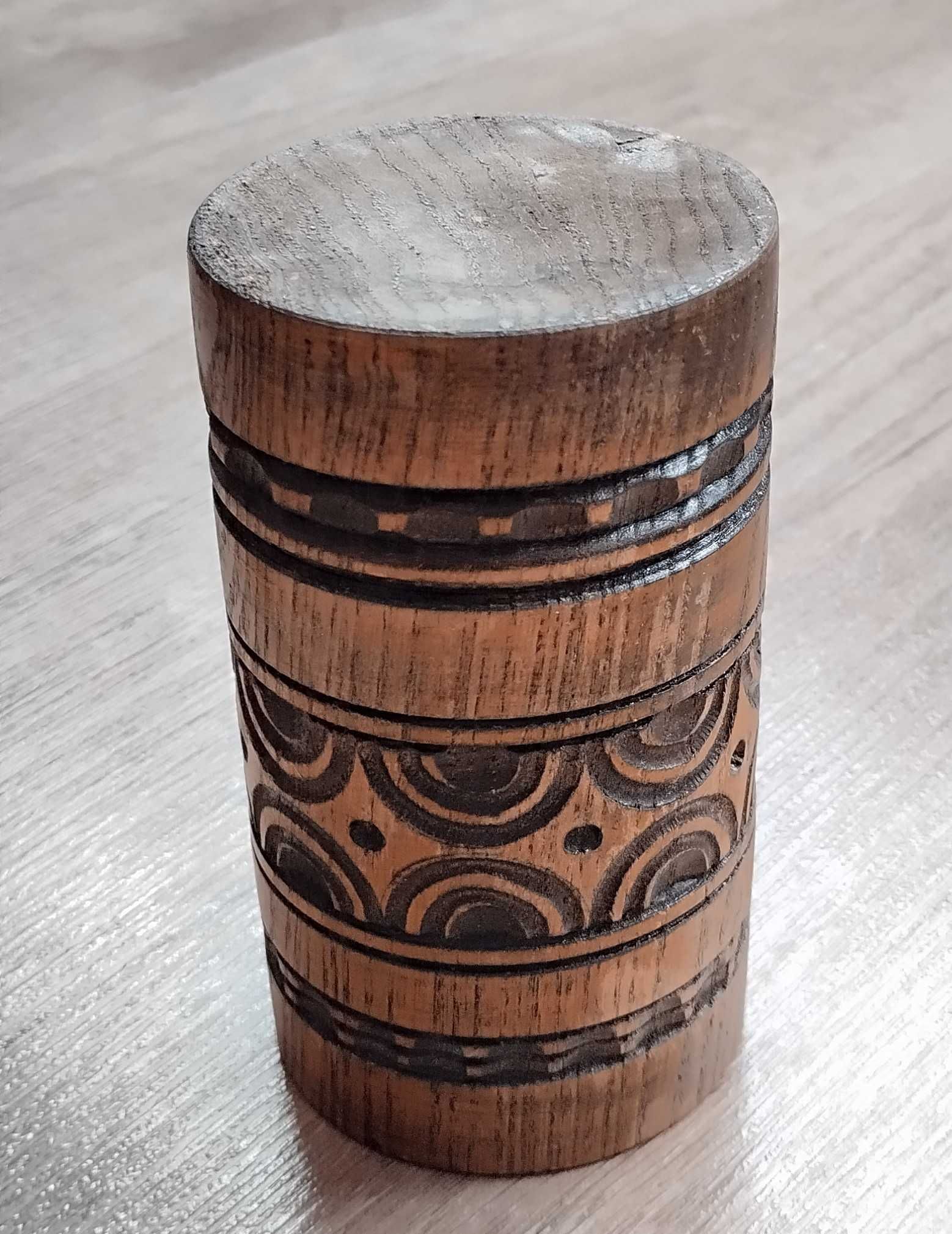 стара, дървена, с дърворезба, за писалки / моливи/ химикалки