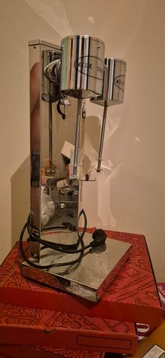 Продаётся аппарат миксер для молочных коктейли