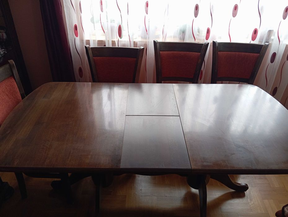 Продавам разтегателна маса и 6 стола