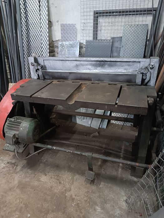 Гилотина за ламарина 1 метър