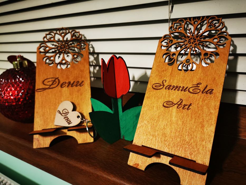 Поставка за телефон с гравиране на име и текст по ваш избор