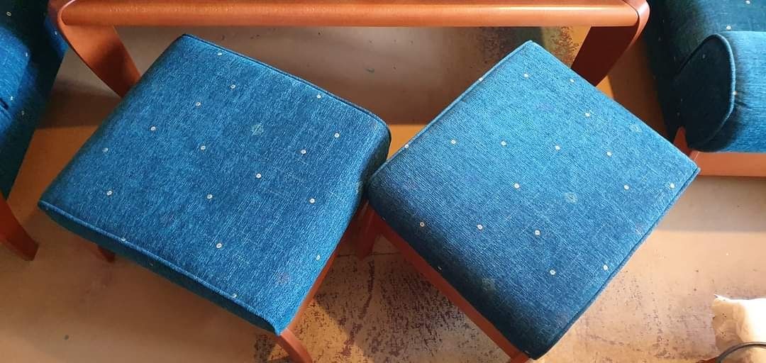 Холова гарнитура диван  две кресла табуретки възглавници