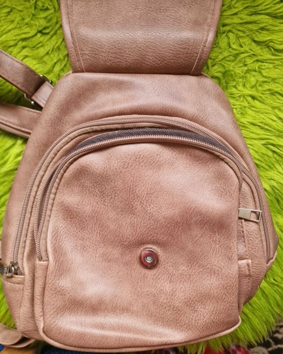 Раница с няколко джоба