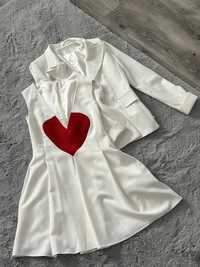 Costum rochie cu sacou culoare alb cu model rochie inima