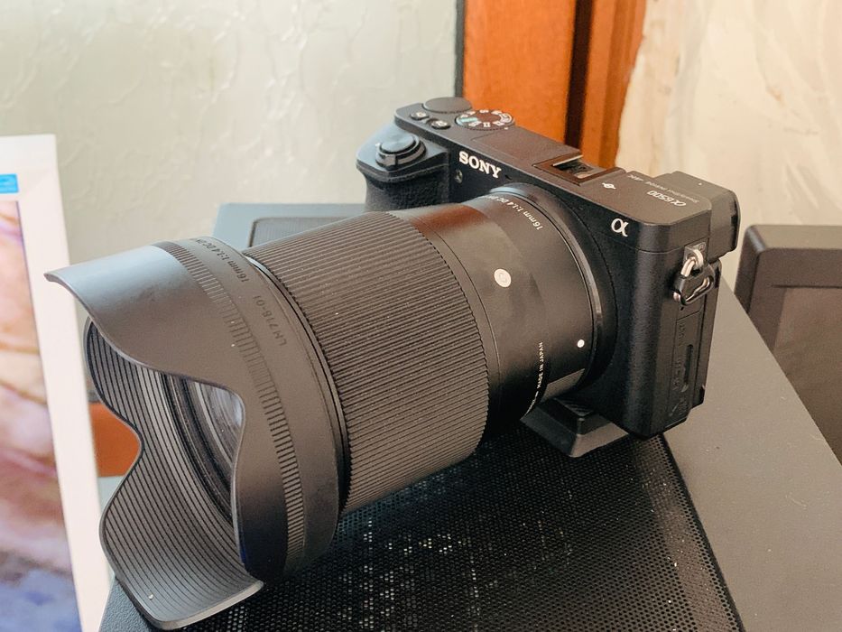 Sony a6500 +sigma 16mf1.4+ зарядно+3батерии+адаптер