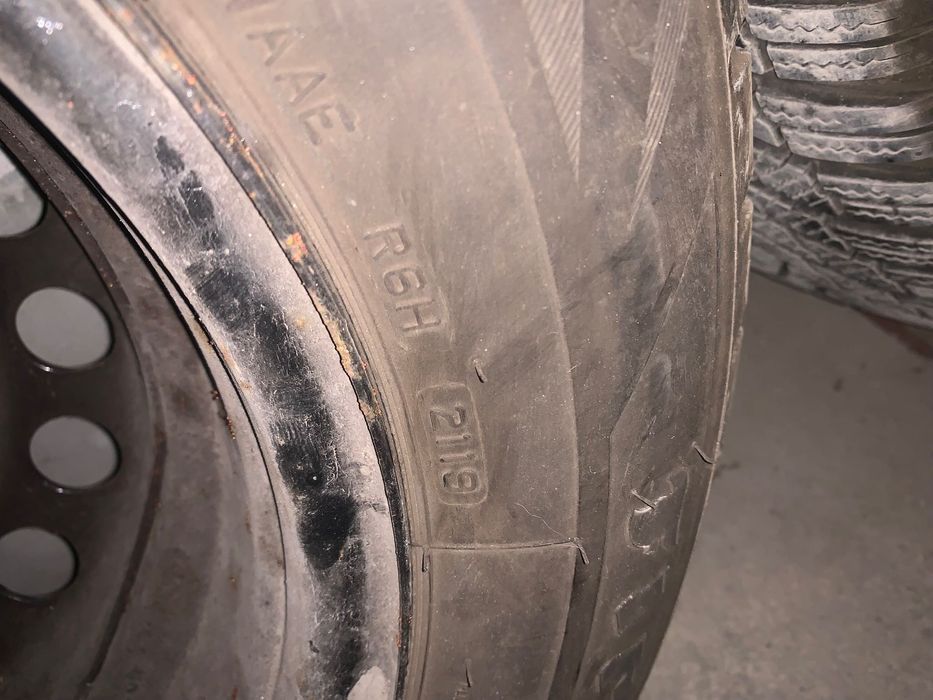 Продавам 4 бр. зимни гуми с железни джанти 195/65 R15