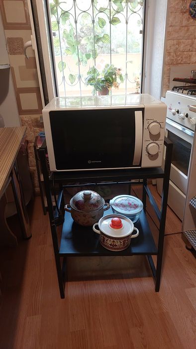 Продается срочно раздвижная (от 35см до 65см) полка под микроволновку