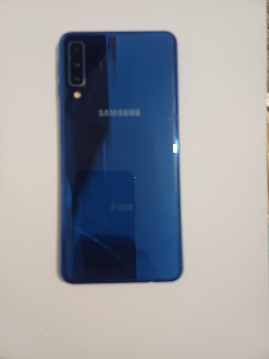 Samsung Galaxy A7 2018 cu displayul spart. Placa este ok