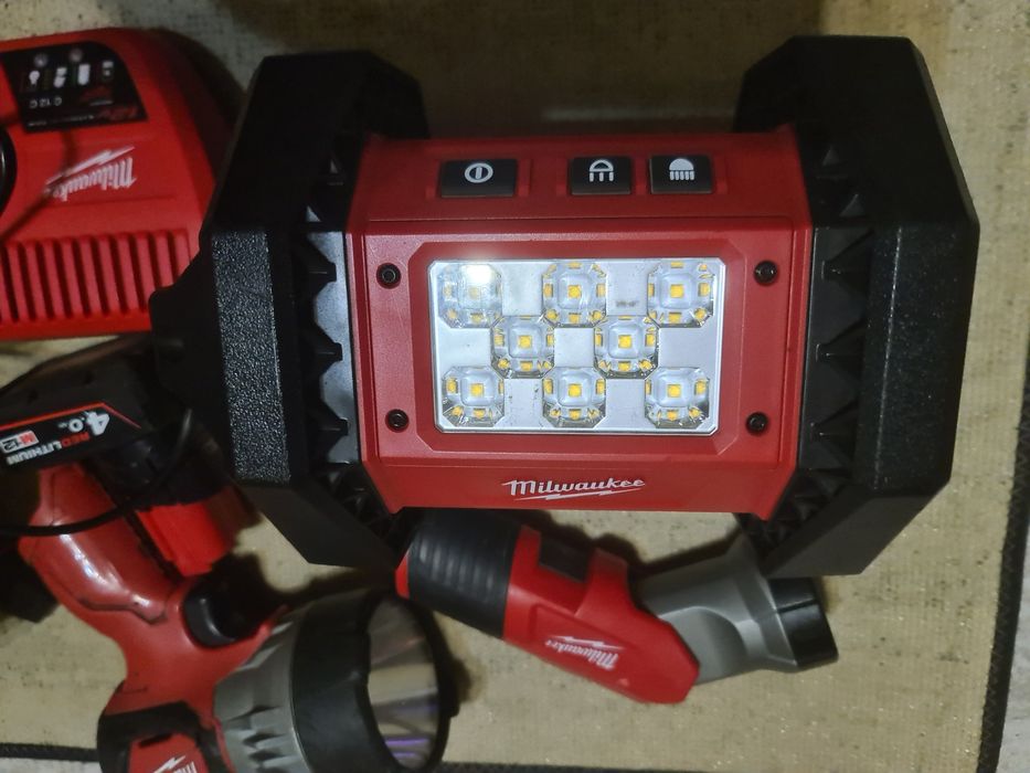 Milwaukee M12, lanternă, proiector și compresor