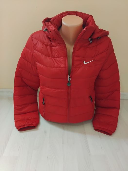 Geaca fete Nike.