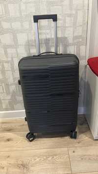 Продаю чемодан размер М