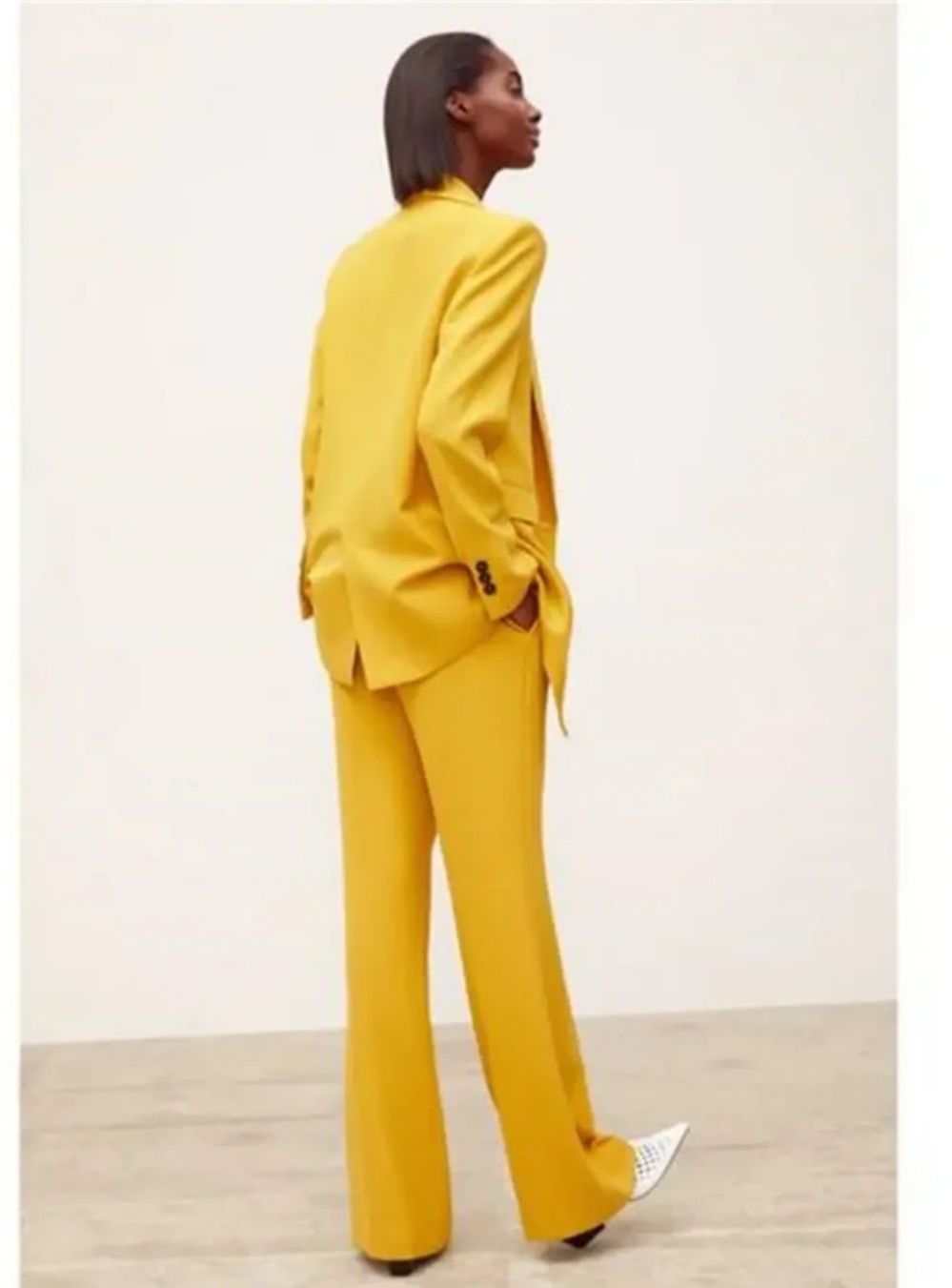 Дамски костюм в жълт цвят