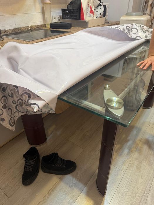 Стеклянный стол для дома