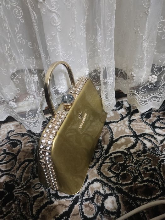 Ayollar sumkasi sotiladi