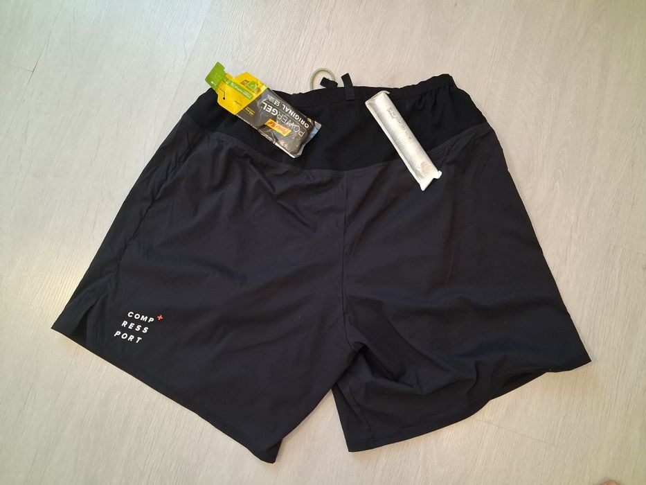 Vând Pantaloni scurti Alergare Compresssport  Barbati mărimea XL