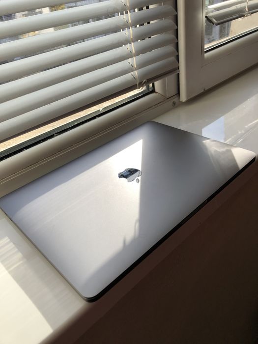 MacBook Pro 13” (2019) — неработещ дисплей, продава се за части/ремонт