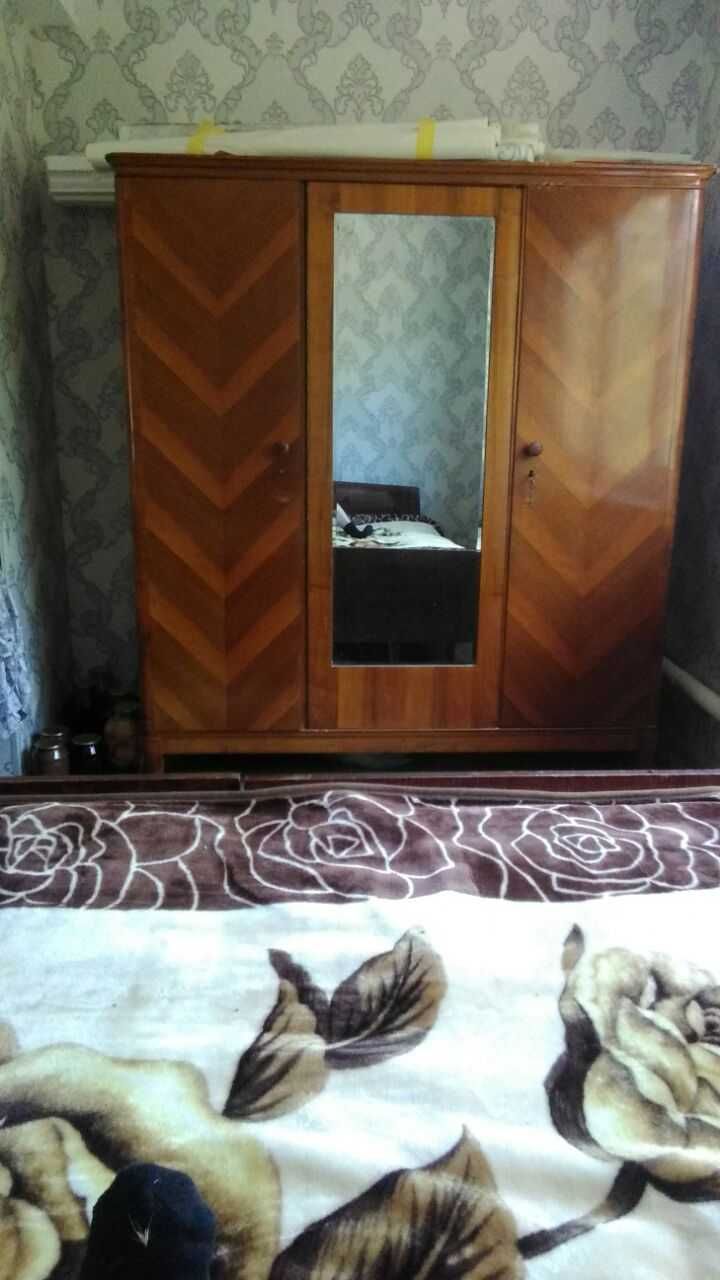 Диван и 2 кресла.