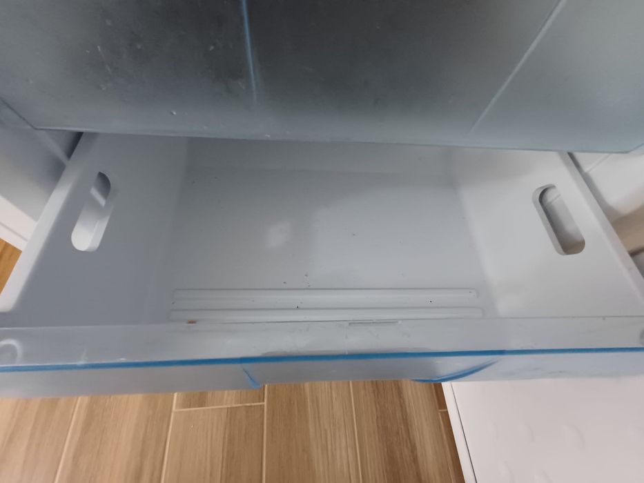 Vând combina frigorifica cu congelator / frigider Arctic K386B.