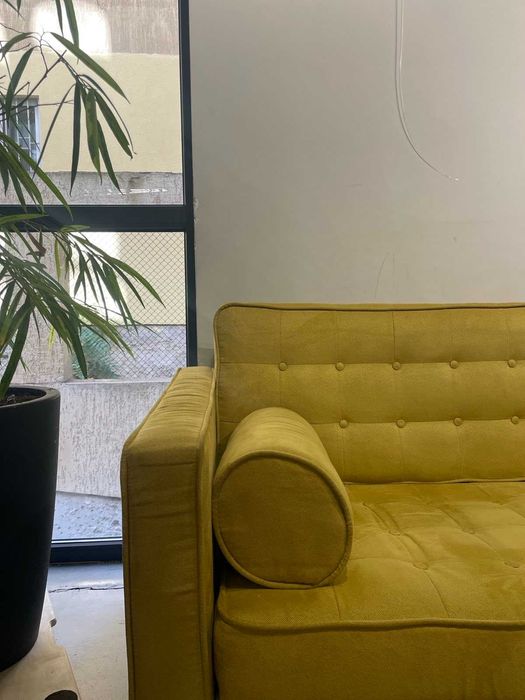 Тапициран, триместен диван