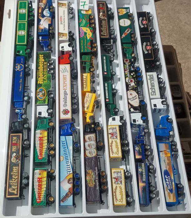 De vânzare cutii cu machete toate în stare perfecta noi