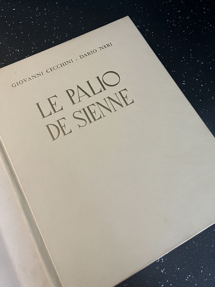 Книга уникат “Le Palio de Sienne” за конните състезания в Сиена