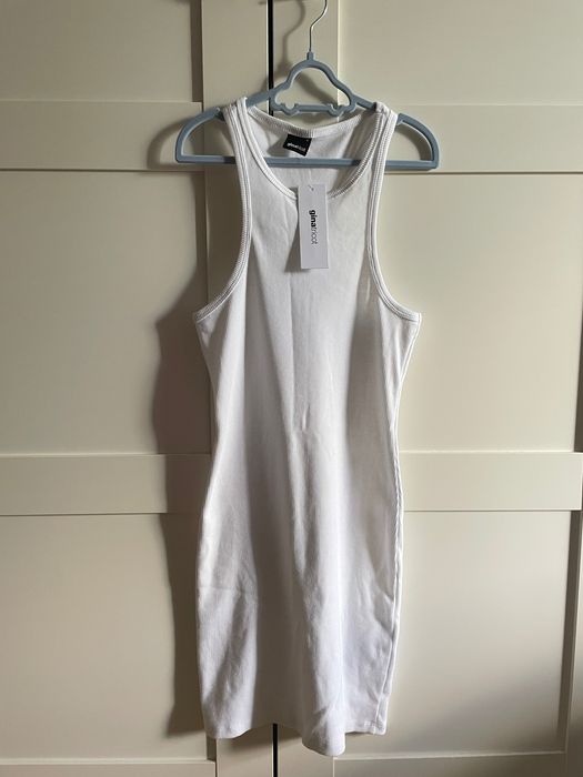 Бяла рокля по тялото