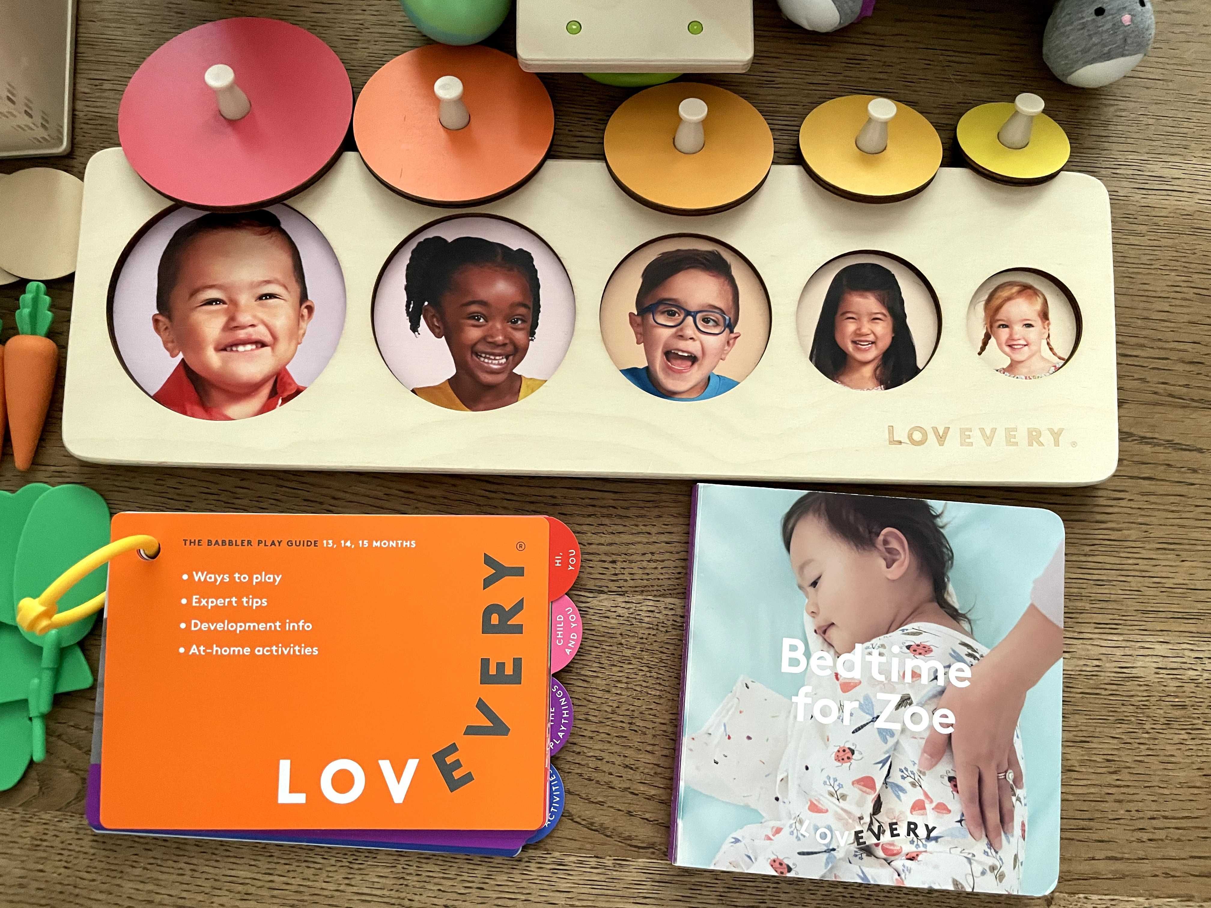 Играчки Lovevery - The Babbler Play Kit за деца 13-14-15 месецa