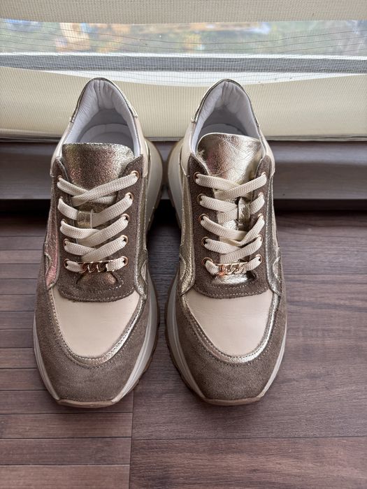 Дамски спортни обувки