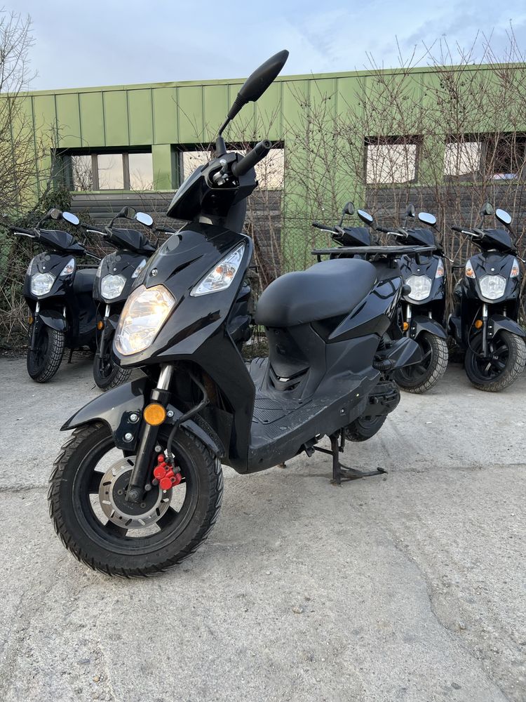 Inchiriez scutere Bolt Tazz