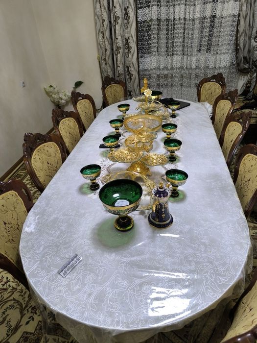 Столы и стулья для гостиной